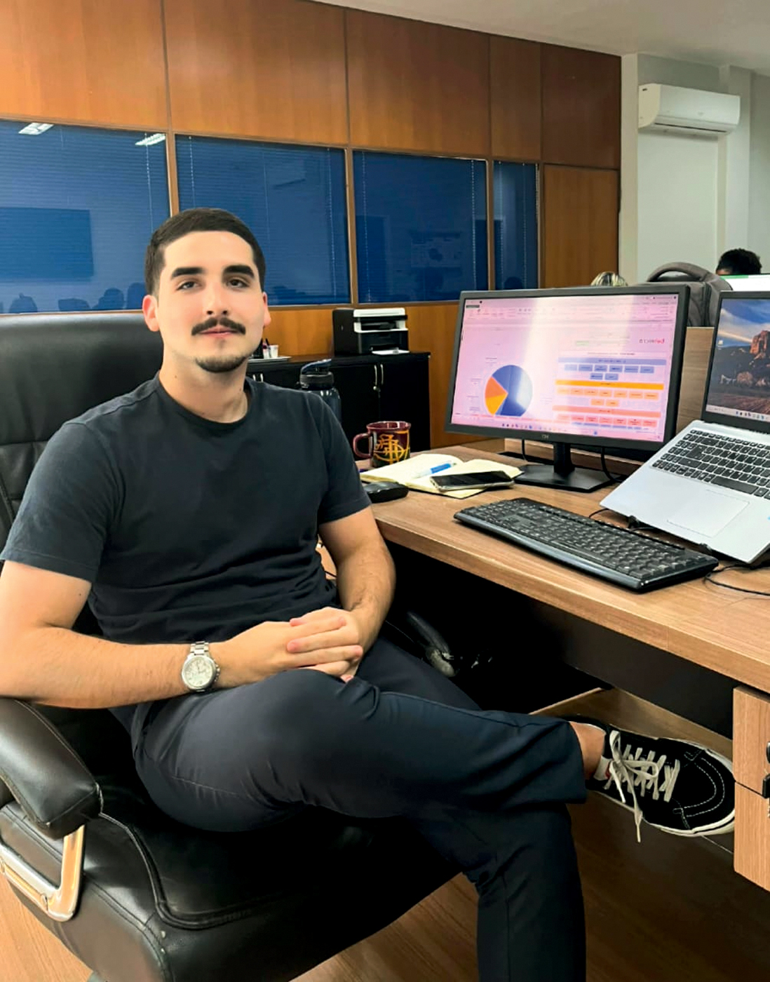 ROTINA RENOVADA - O carioca Guilherme Ramos, 23 anos, mudou do modo presencial para o ensino remoto porque perdia tempo em demasia nos longos traslados. &ldquo;Chegava atrasado nas aulas todos os dias e tinha dificuldade de focar&rdquo;, conta o estudante de com&eacute;rcio exterior, que se adaptou ao modelo.