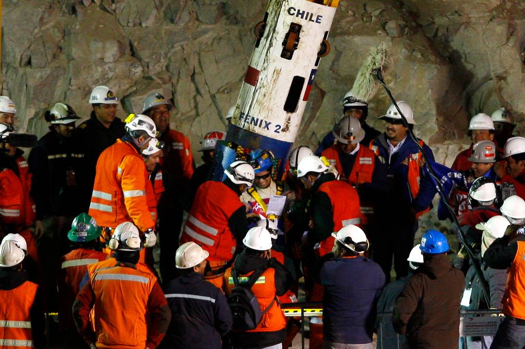 Há exatos quinze anos, mineiros chilenos eram resgatados após 69 dias: relembre
