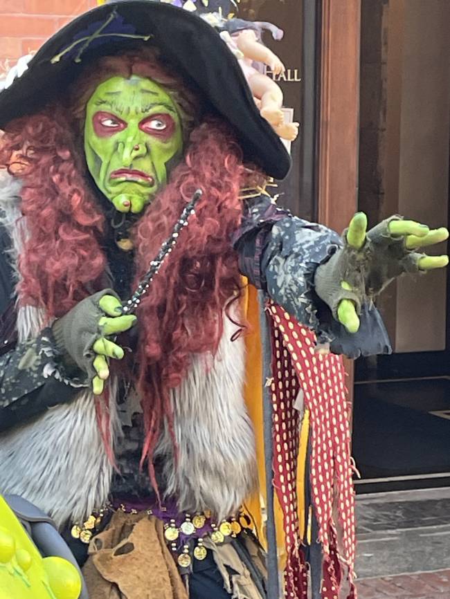 A funny witch strikes a pose Atividades em torno do Dia das Bruxas: há de concursos de fantasias, visitas guiadas a paradas temáticas na cidade