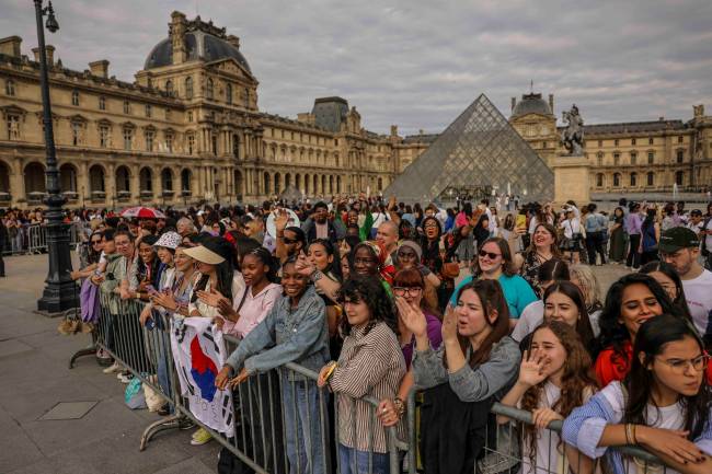 Excesso de turistas: o Museu do Louvre recebeu ano passado mais do que o dobro de sua capacidade de público projetada
