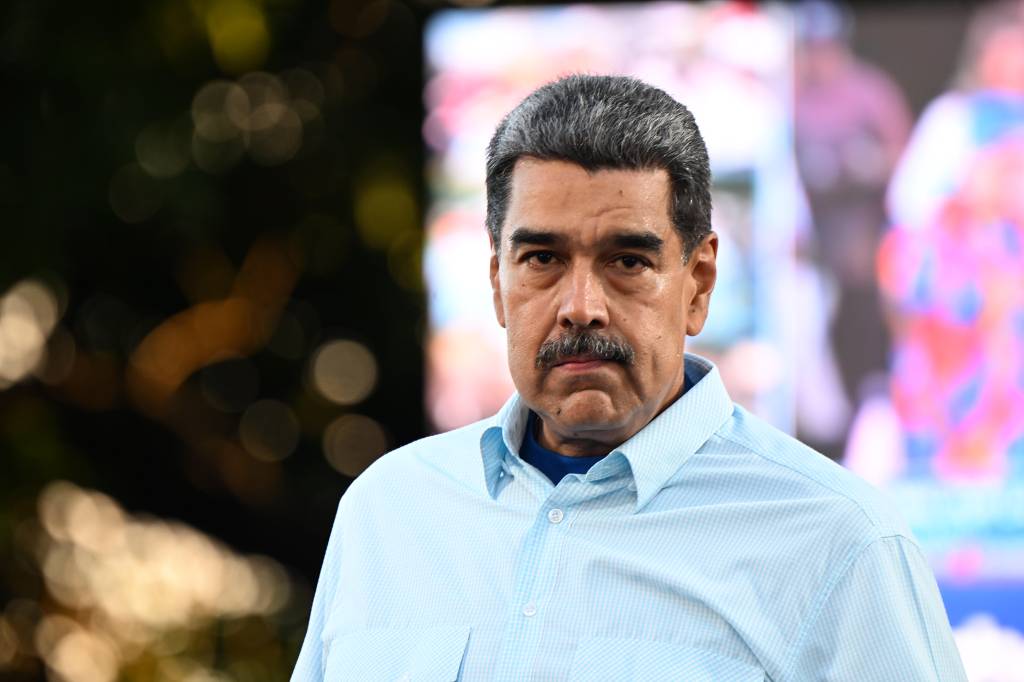 Após envio de porta-aviões, Maduro diz que EUA estão ‘inventando uma guerra’