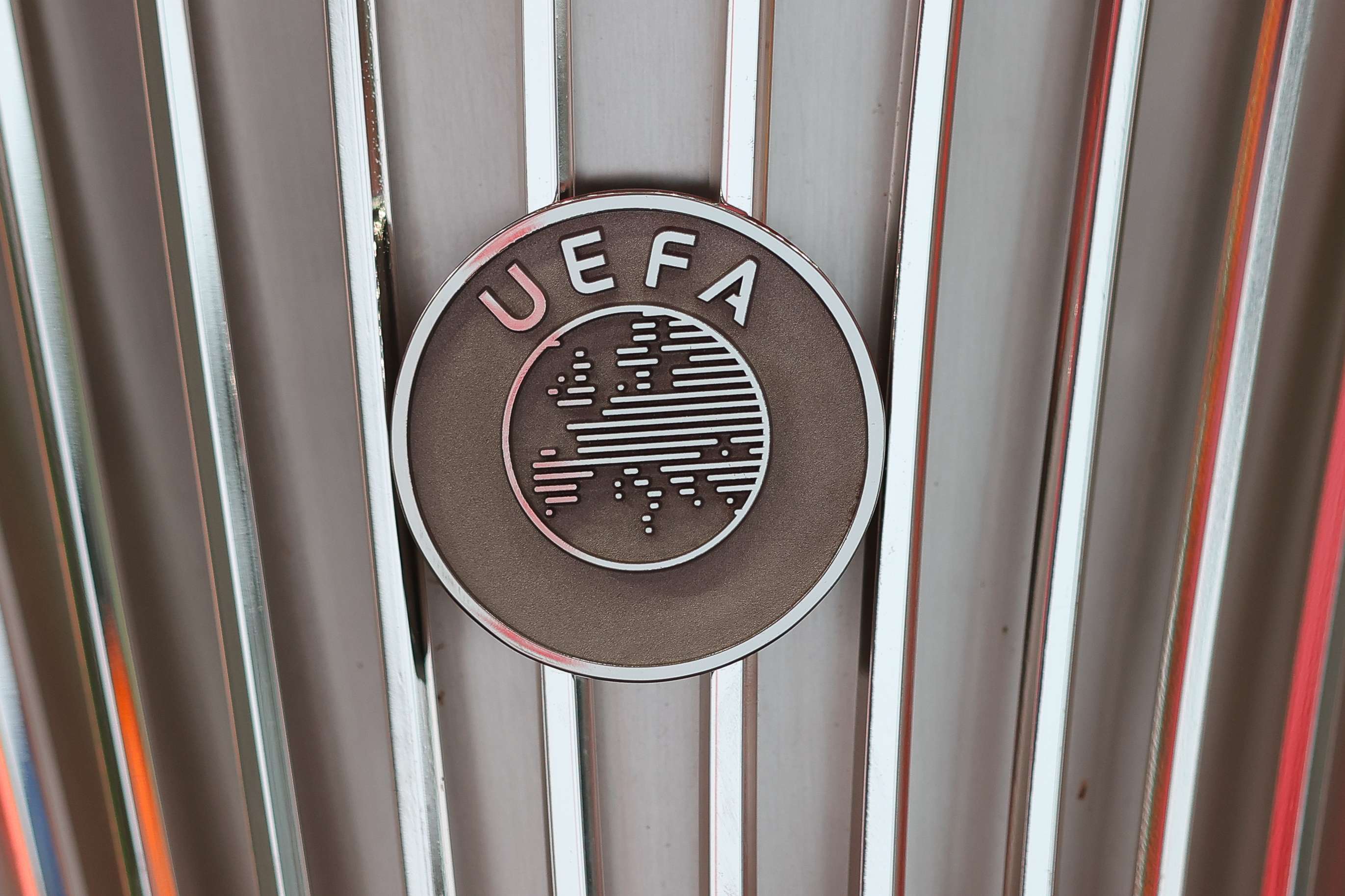 Uefa aprova jogos dos campeonatos espanhol e italiano fora da Europa, mas faz ressalvas