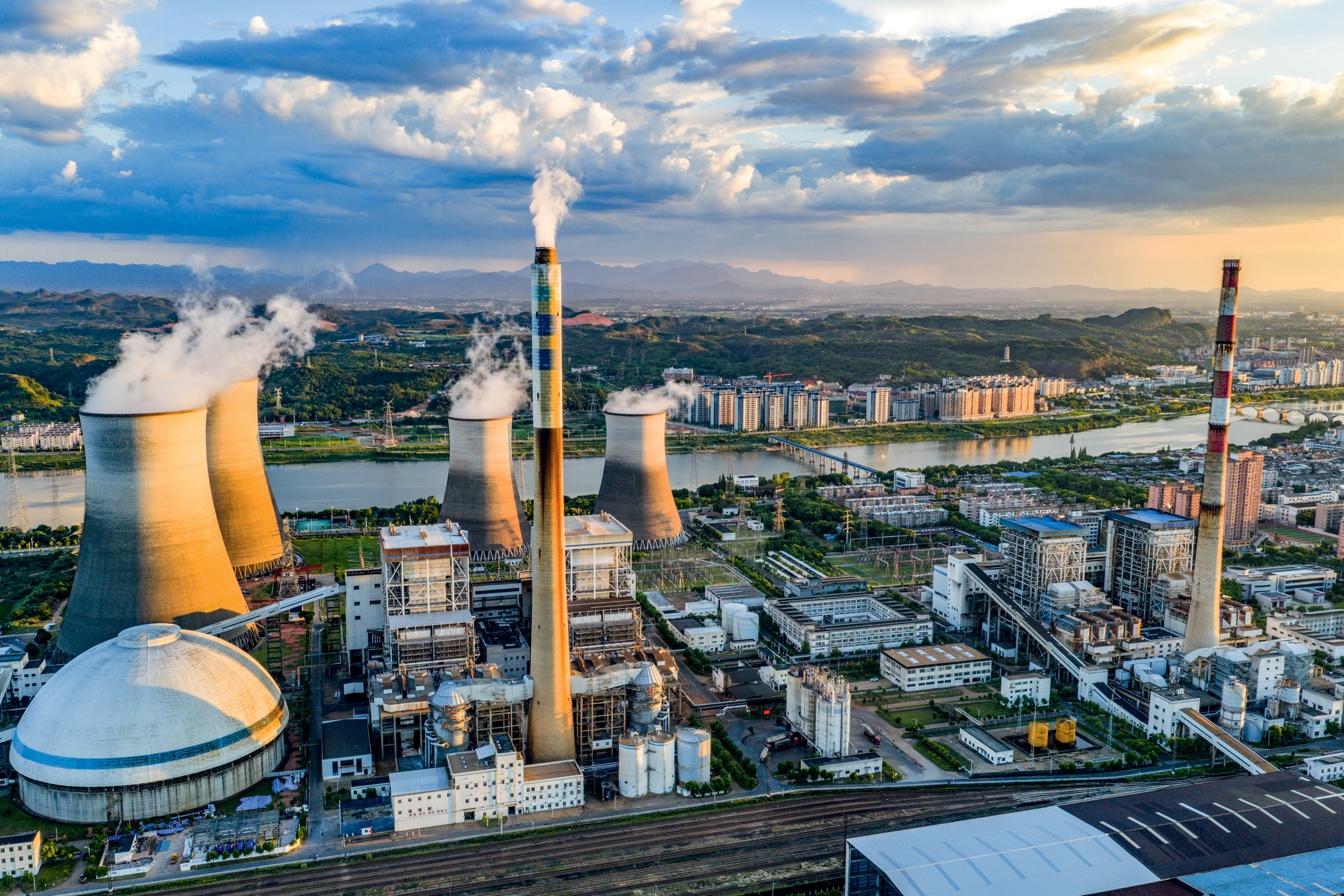 CORTE&ensp;- Termel&eacute;trica na China: o pa&iacute;s anunciou plano para reduzir as emiss&otilde;es de gases do efeito estufa at&eacute; 2035