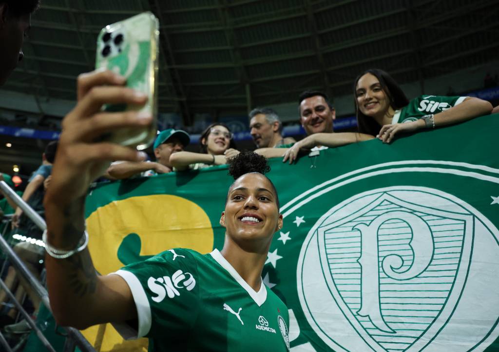 Venda de Amanda Gutierres está entre as cinco maiores do mundo no futebol feminino