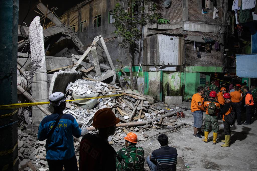 Indonésia diz não haver sinais de vida após colapso de escola; 59 seguem desaparecidos