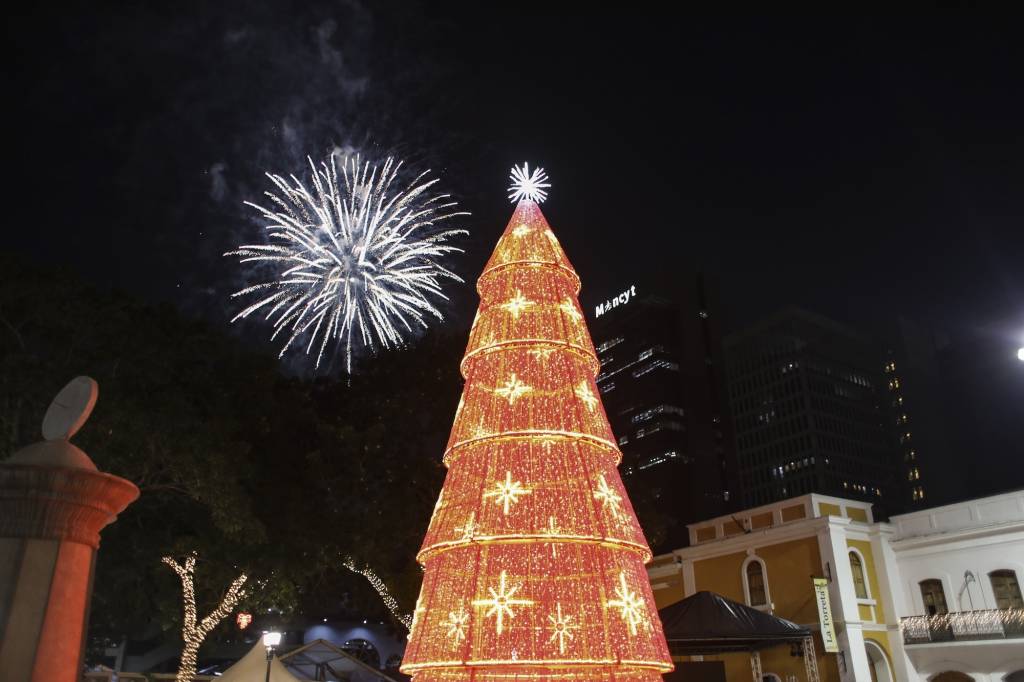 VÍDEO: Maduro comemora Natal adiantado com fogos de artifício em centro de tortura