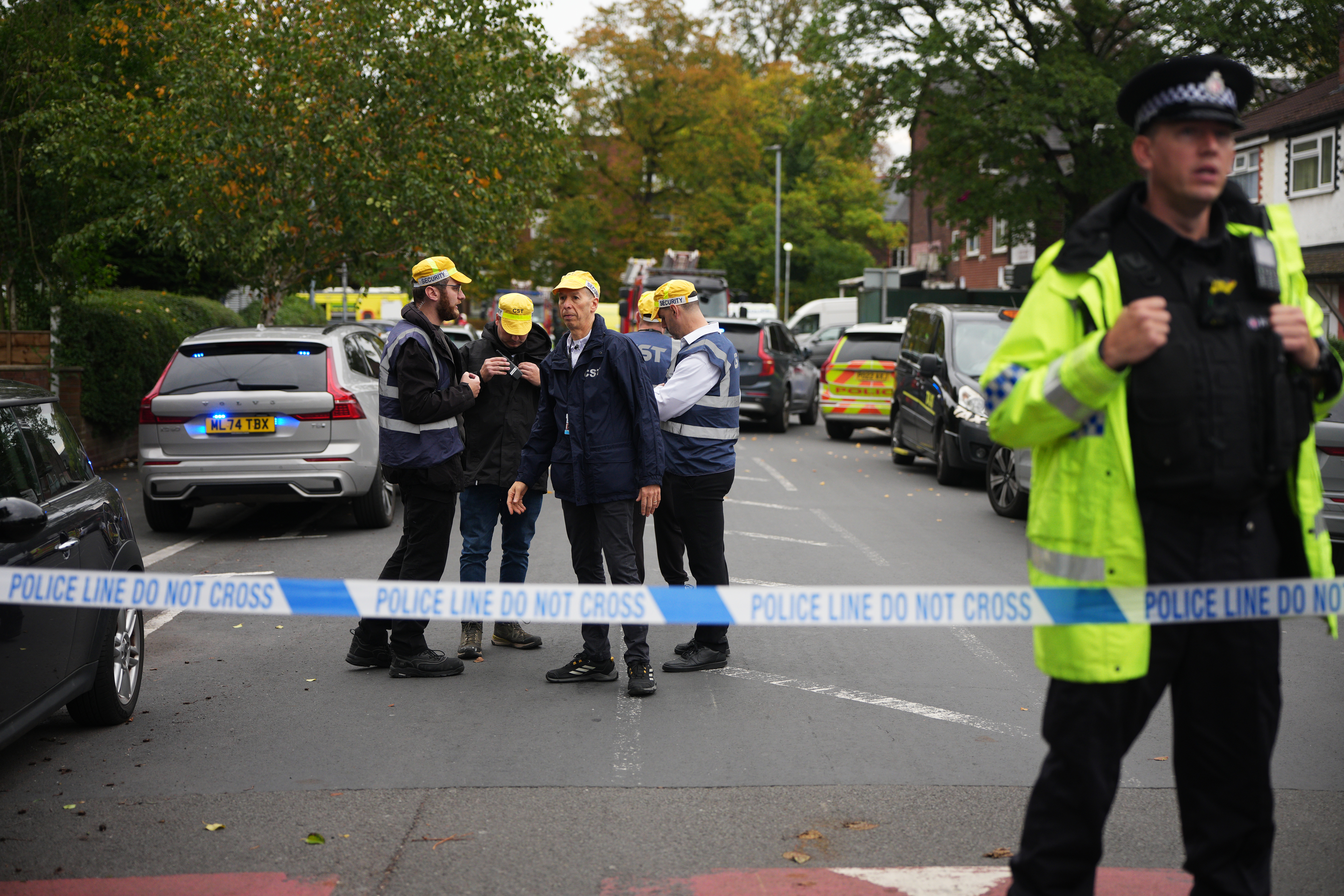 Polícia admite ter baleado vítima que morreu em atentado a sinagoga na Inglaterra