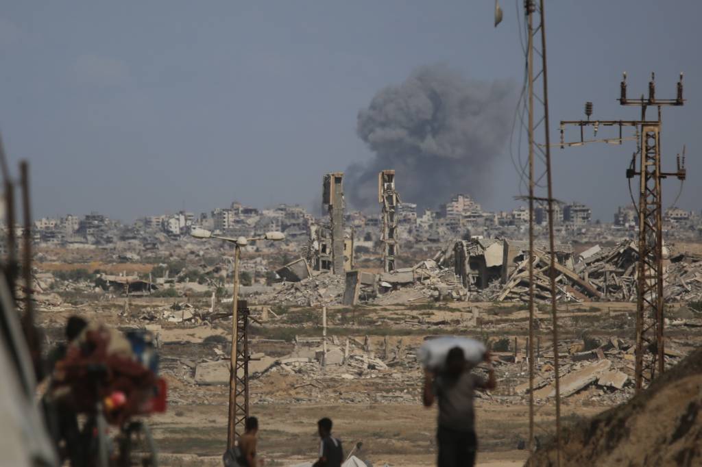 Sem trégua, Israel intensifica ataques contra Gaza na marca de dois anos da guerra