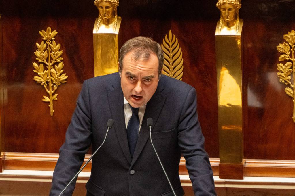 Premiê francês suspende reforma previdenciária de Macron para sobreviver politicamente