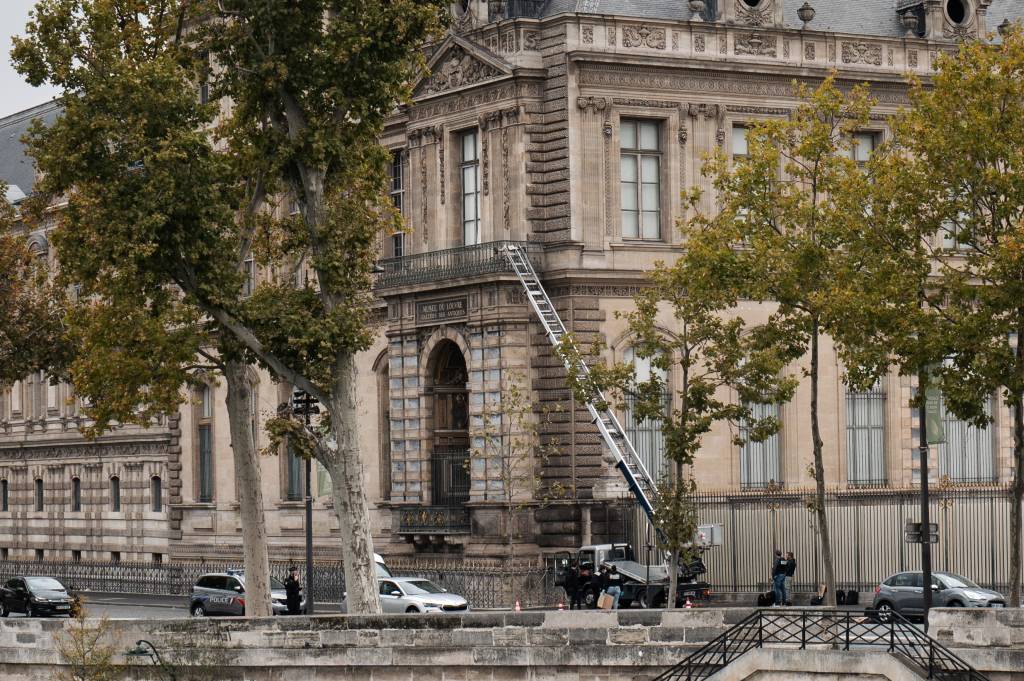 Ladrões amadores cometeram o roubo no Louvre, revela procuradora de Paris