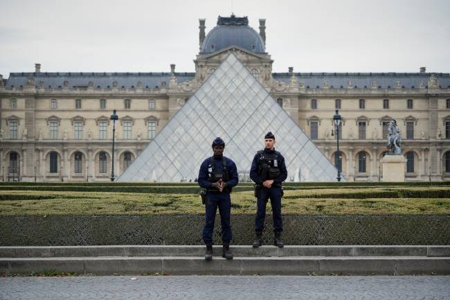 Investigação no Louvre: a polícia francesa já descobriu que a ação durou dez minutos e os ladrões estavam disfarçados de funcionários