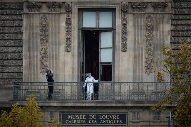 Louvre Closes After Jewellery Heist