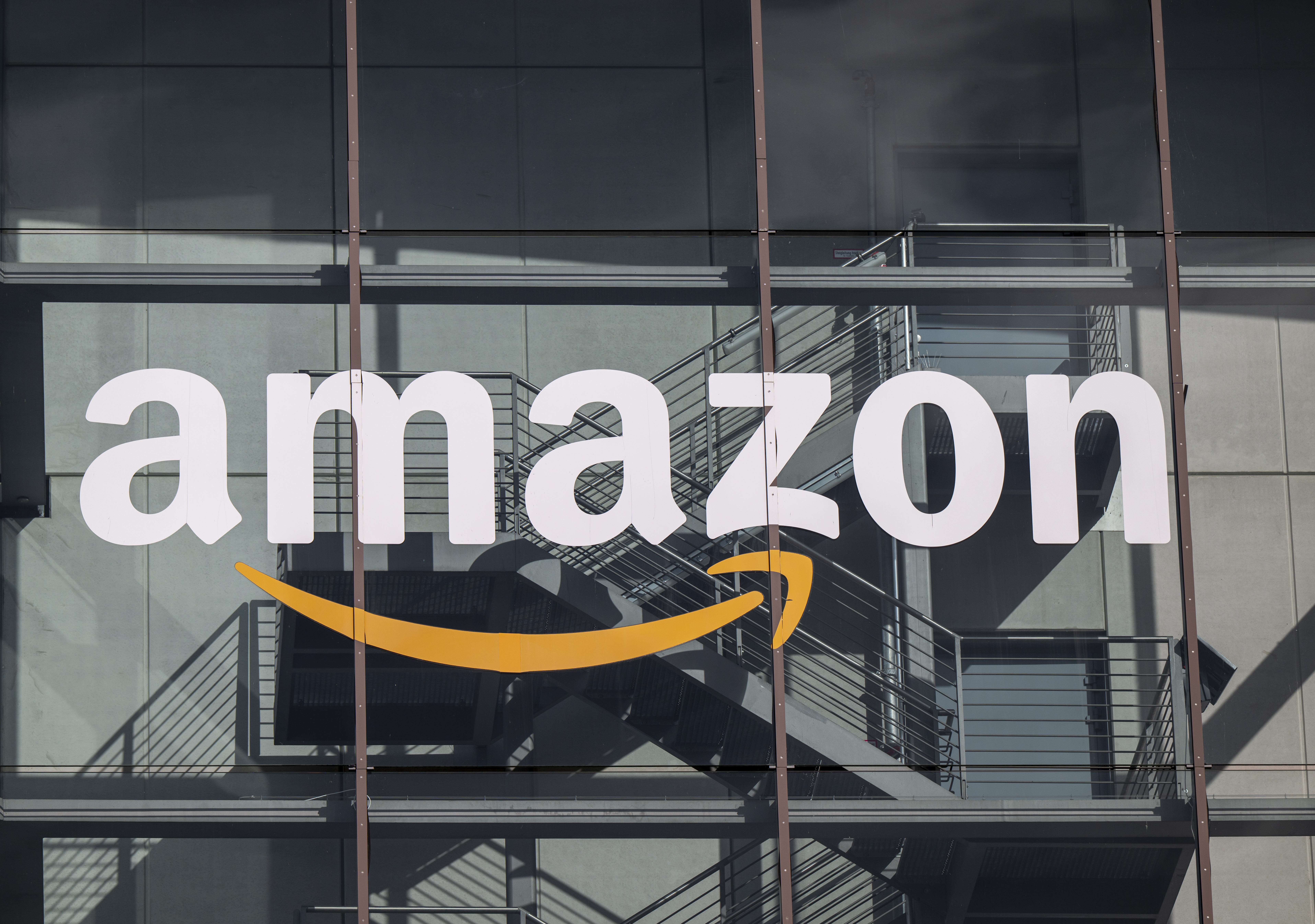 Demissões no topo: Amazon enxuga estrutura e dobra a aposta na inteligência artificial