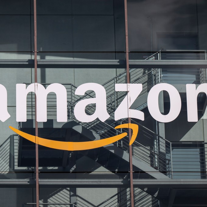 Demissões no topo: Amazon enxuga estrutura e dobra a aposta na inteligência artificial