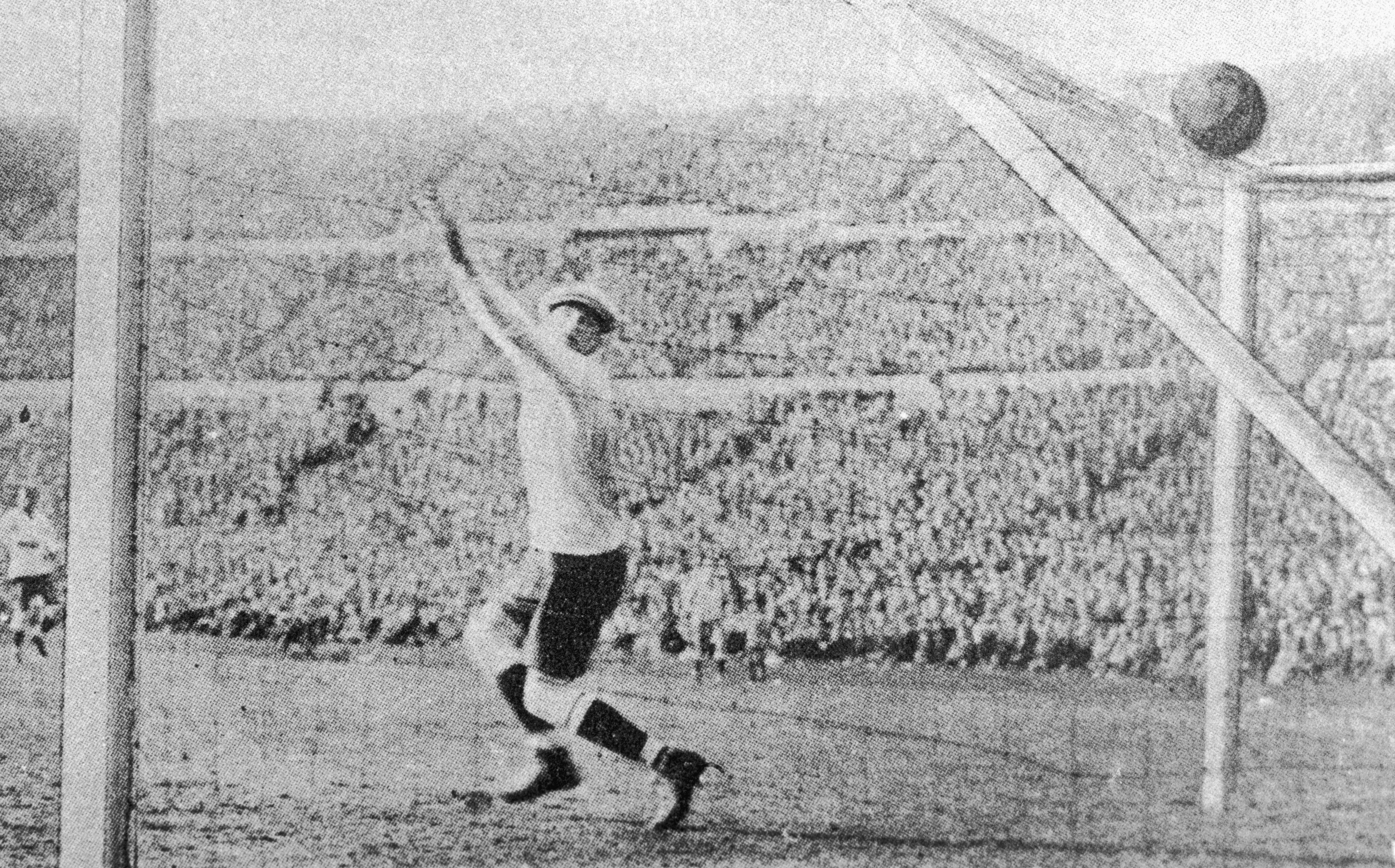 O goleiro uruguaio Enrique Ballestrero em a&ccedil;&atilde;o na primeira Copa do Mundo, em 1930