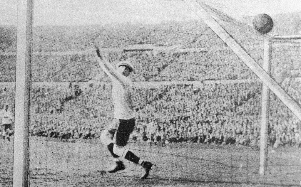 O goleiro uruguaio Enrique Ballestrero em a&ccedil;&atilde;o na primeira Copa do Mundo, em 1930