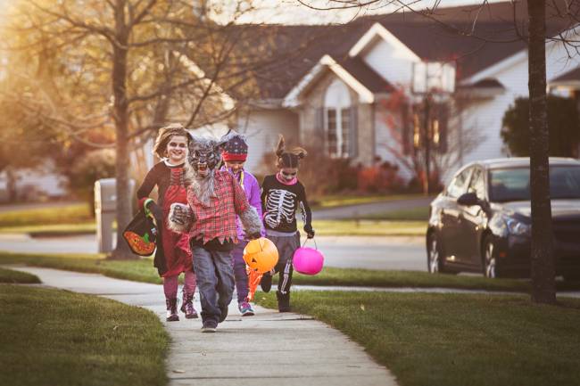 children trick-or-treating Tradição no Dia das Bruxas em Salem e em todos os Estados Unidos: as crianças se fantasiam e batem de porta em porta atrás de doces