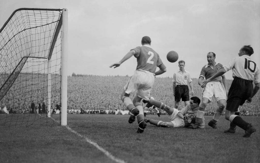Pa&iacute;s de Gales e Inglaterra durante confronto na Copa do Mundo de 1954