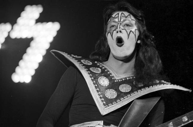 Ace Frehley na banda Kiss em maio de 1974, na Califórnia