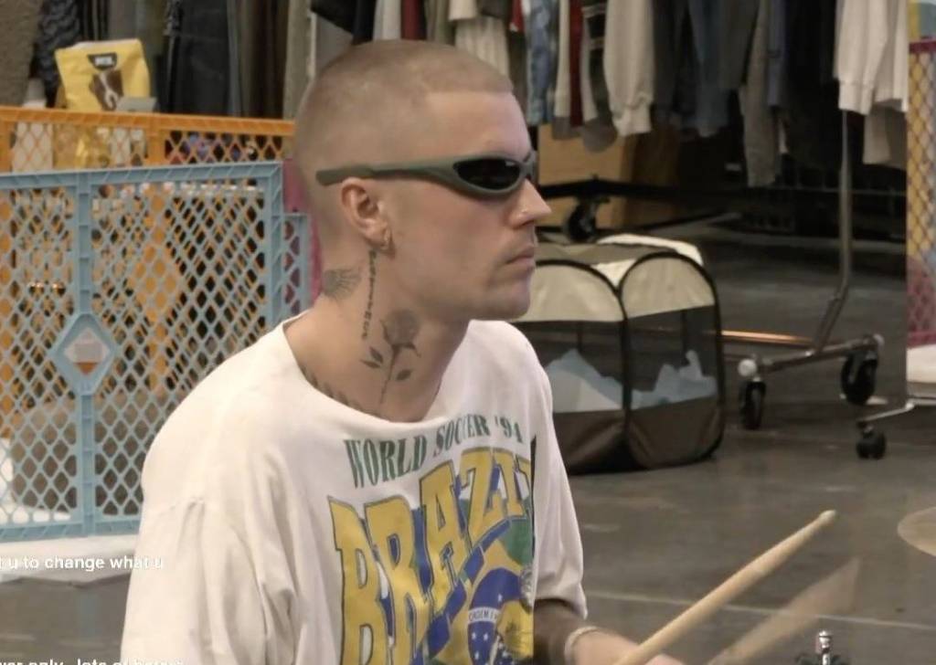 Justin Bieber assiste a programa brasileiro ao lado dos amigos