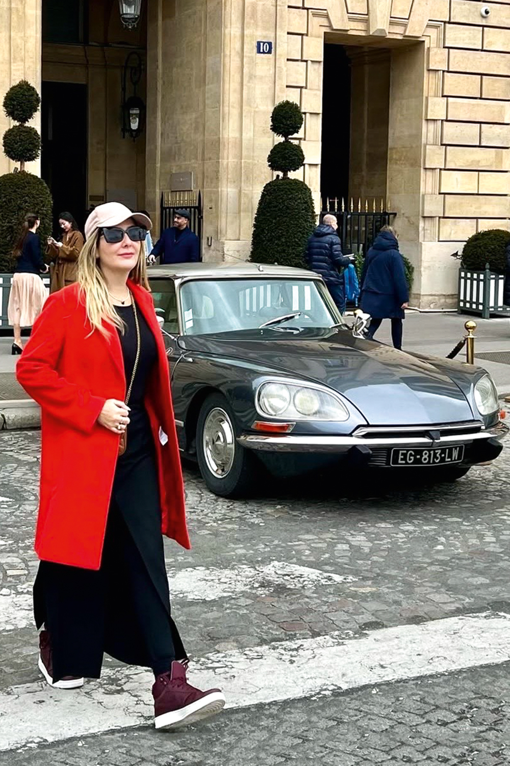 NOVA POSTURA - A influencer alagoana Kak&aacute; Marinho, 43 anos, &eacute; viajante frequente (na foto, em Paris), mas diz que seu objeto de desejo mudou: em vez de comprar uma bolsa de grife, prefere investir &ldquo;em um jantar inesquec&iacute;vel ou em uma viv&ecirc;ncia &uacute;nica&rdquo;.