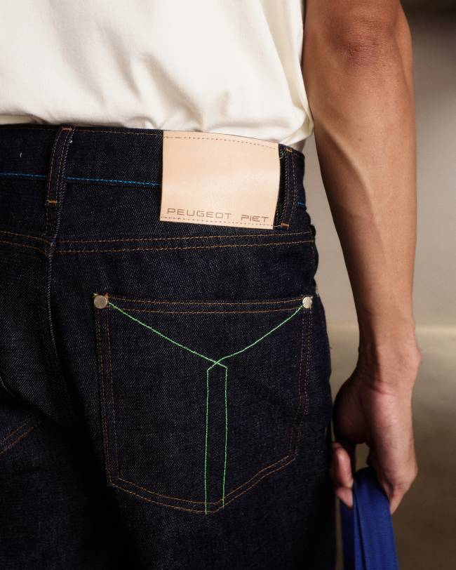 Detalhe da filigrana na calça jeans que remete à costura do banco do Peugeot 2008