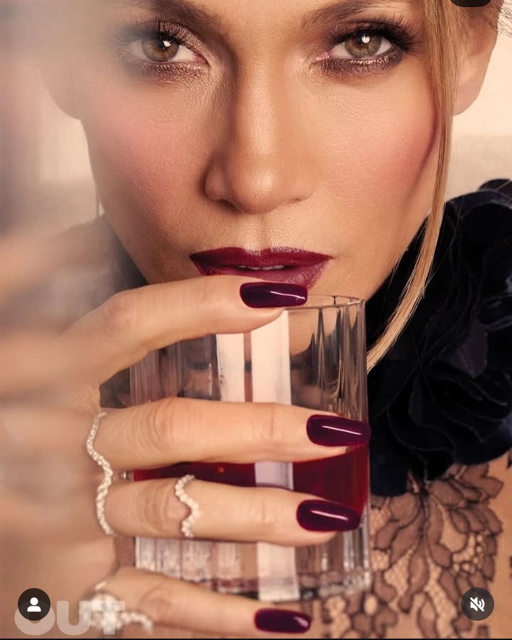 Momento glamour em tom de vinho profundo