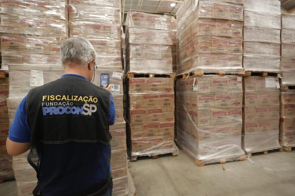 Metanol: blitz fecha 6 estabelecimentos e lacra 128 mil garrafas de vodca