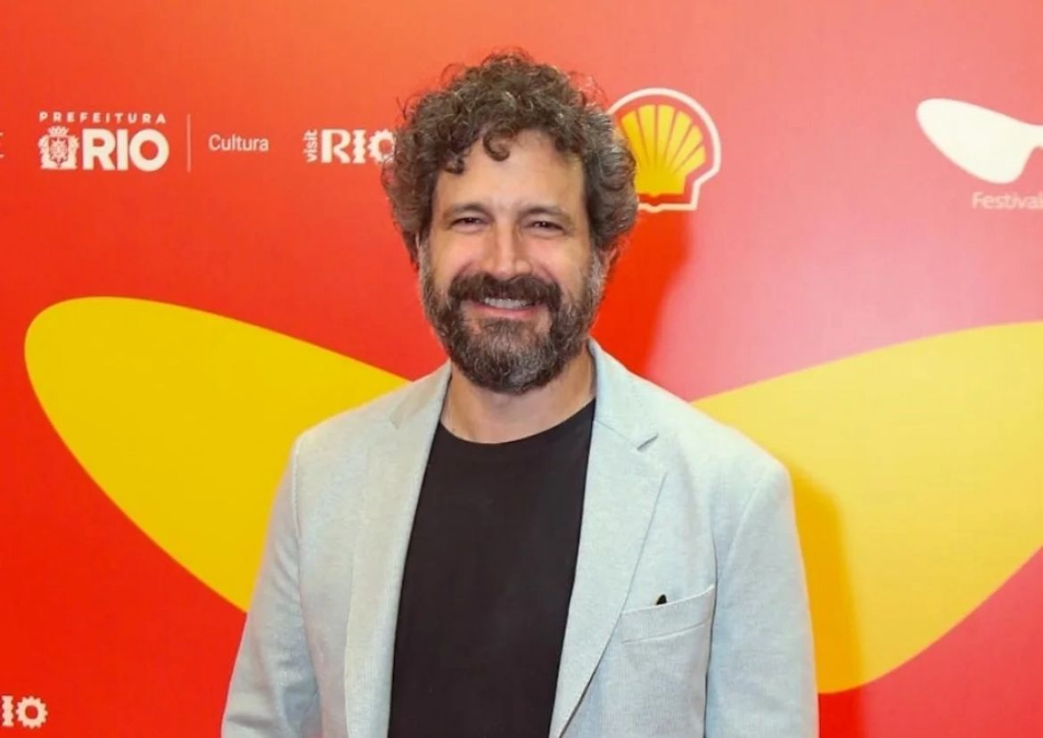 ‘Ao contrário de outros lugares, no teatro se elogia como se trabalha bem’: Caco Ciocler