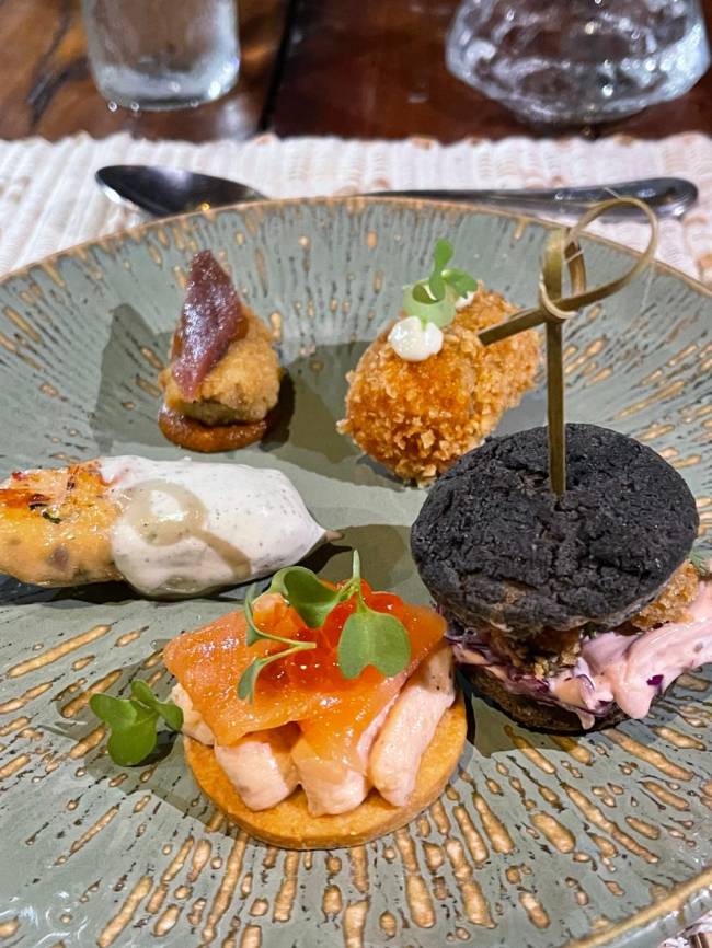 A entrada preparada por Felipe Silva e Rafa Gomes: cinco delícias preparadas a quatro mãos