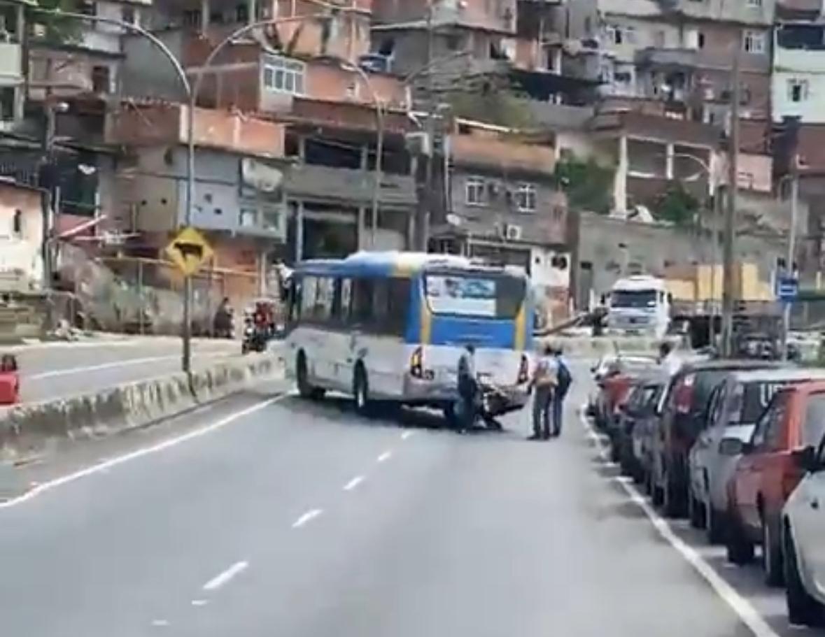População do Rio tem dia de caos com vias expressas e ruas bloqueadas por criminosos
