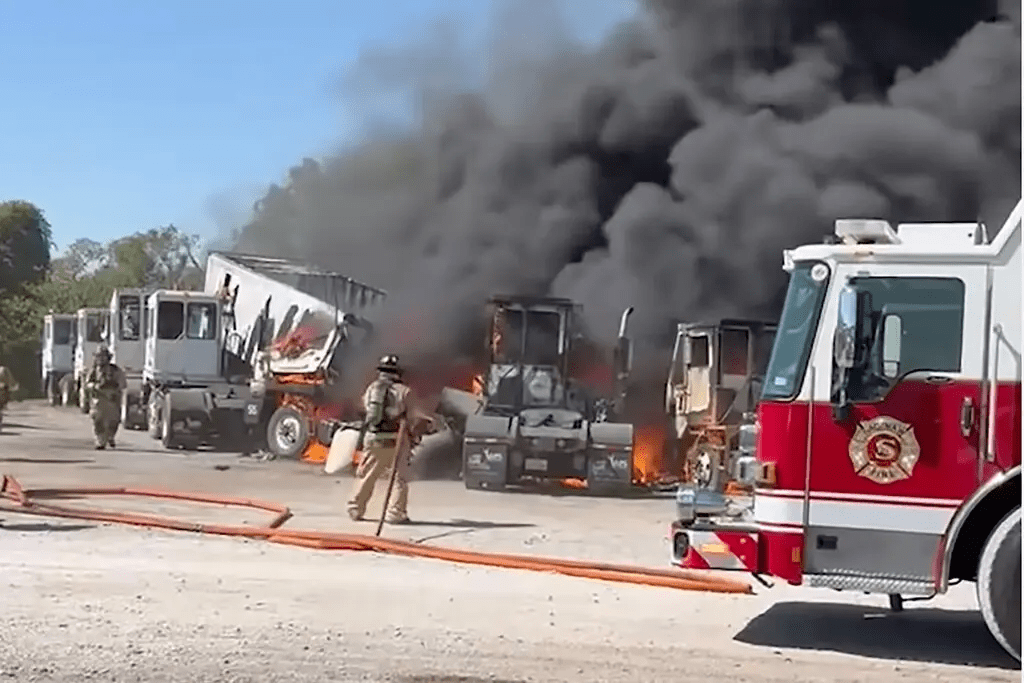 Aeronave caiu em um estacionamento de caminhões, causando um grande incêndio