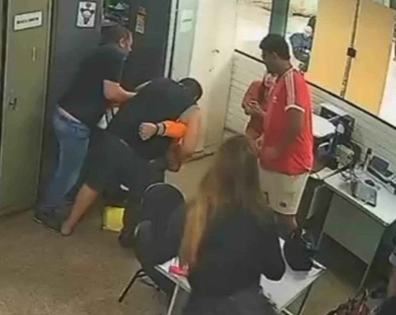 Pai de aluna espanca professor com nove socos após bronca sobre celular