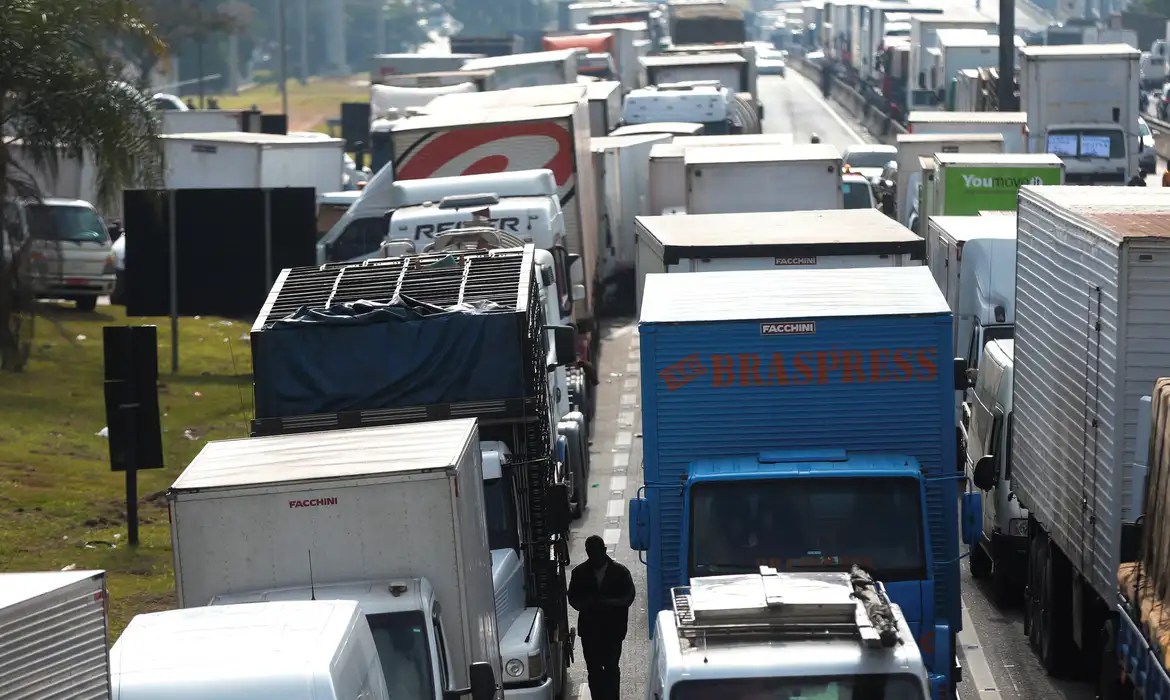 Rodovias que levam ao litoral de SP têm congestionamentos neste sábado