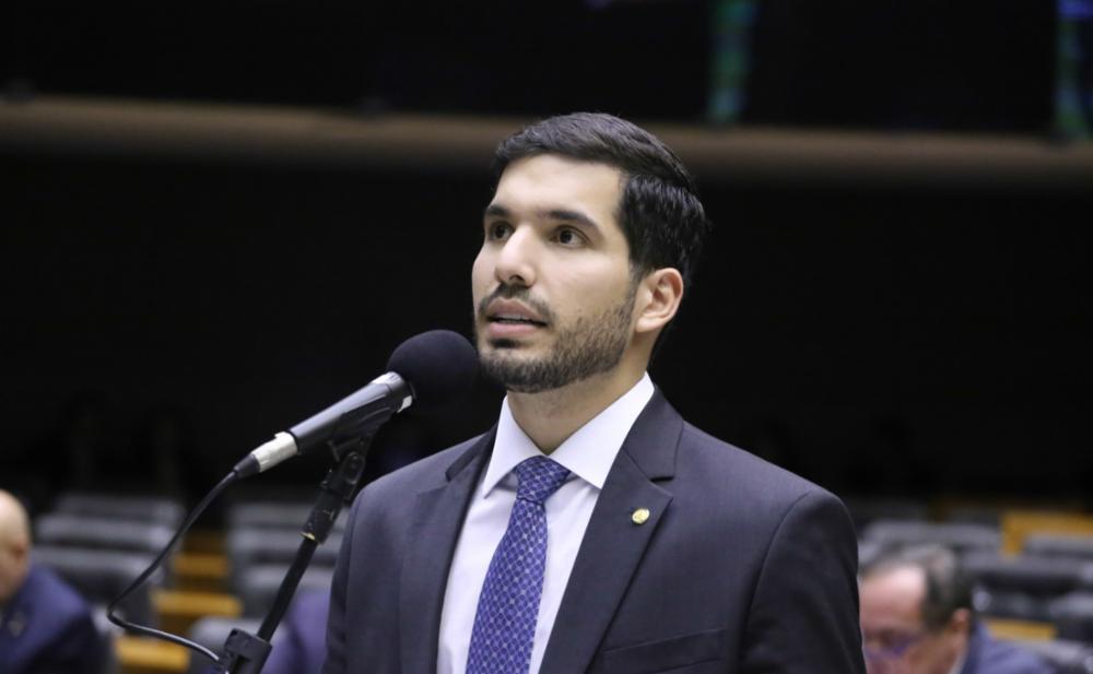 Deputado anuncia armas à PM e diz que vai condecorar quem matar traficante