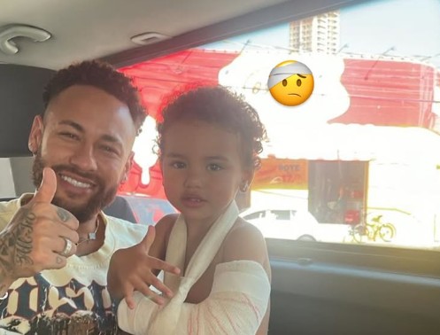 Registro de Neymar com Mavie após ida a hospital