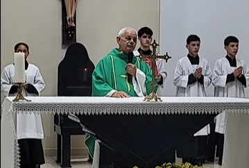 Padre flagrado com noiva de fiel: como foi a primeira missa depois do escândalo