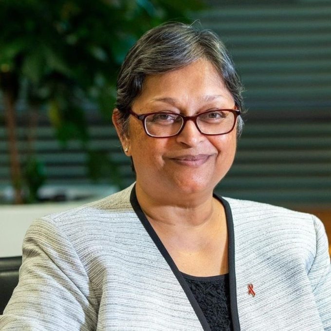 A cientista que há mais de 30 anos está na vanguarda da proteção de meninas africanas contra o HIV
