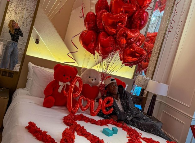 Vinicius Jr. posa para Virginia em quarto decorado com corações