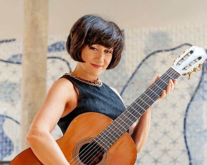 A saga de Zezé Polessa como Nara Leão em musical