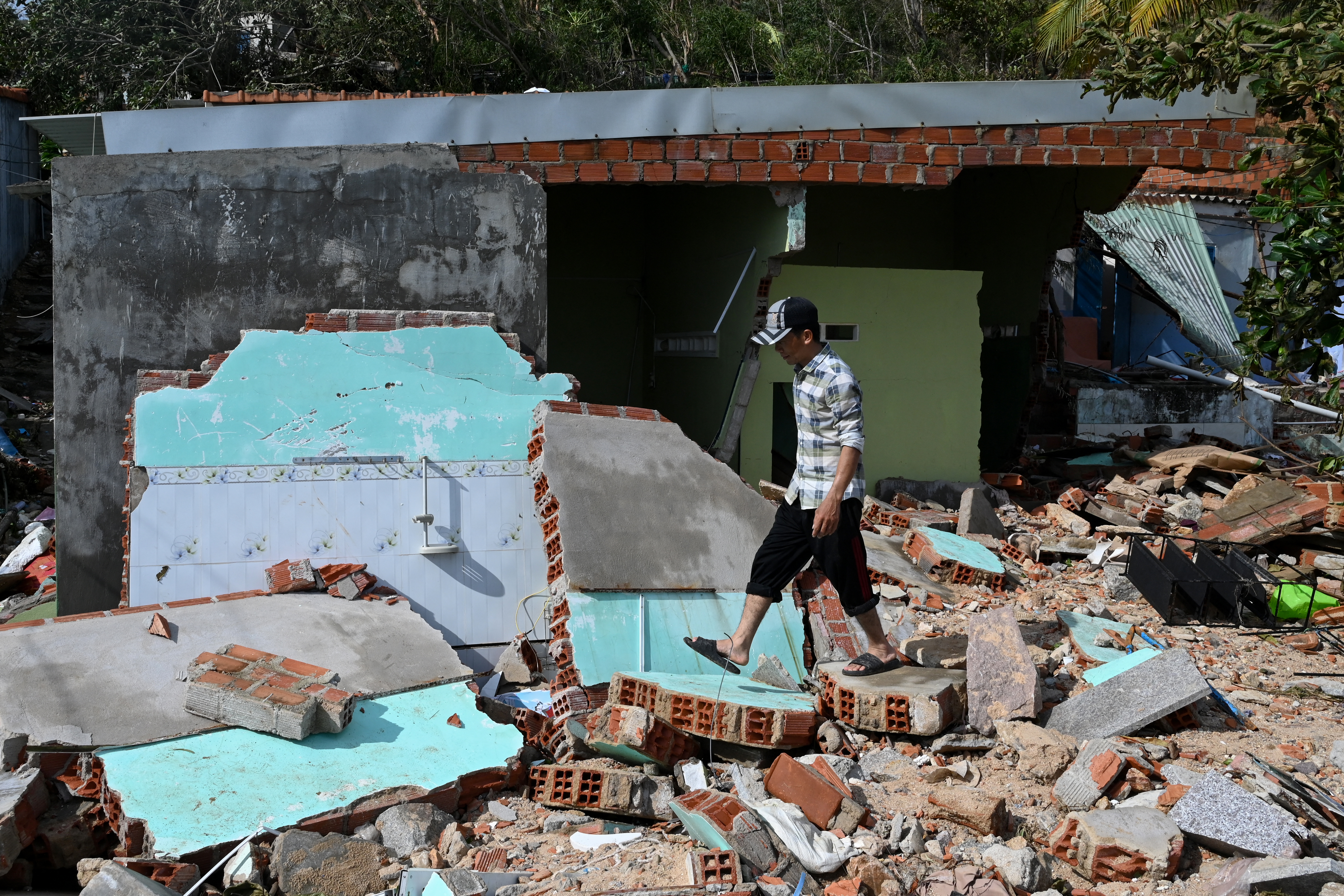 Tufão Kalmaegi causa enchentes, apagões e mata 5 no Vietnã após devastar Filipinas