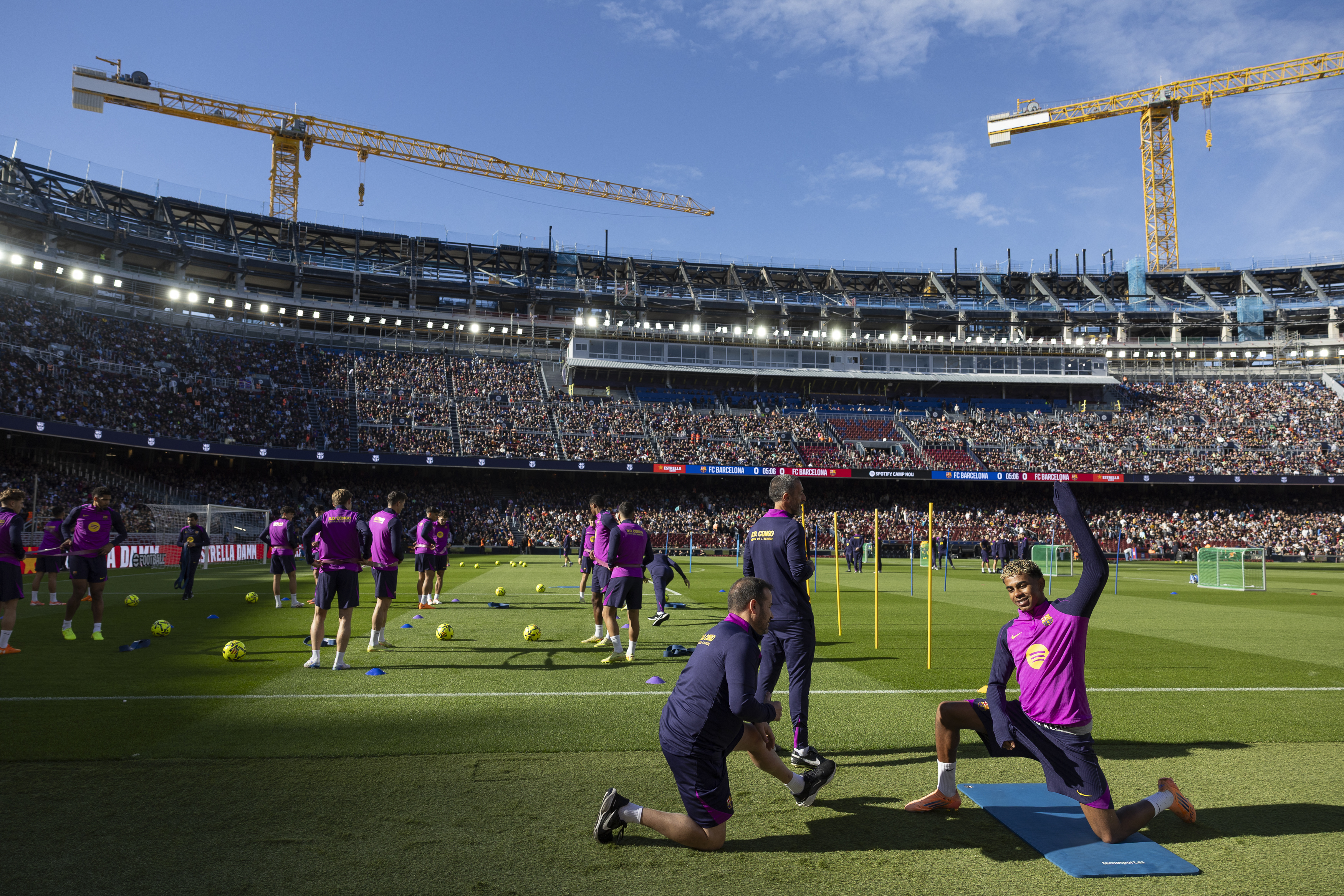 Como foi a volta do Barcelona ao Camp Nou após dois anos fechado