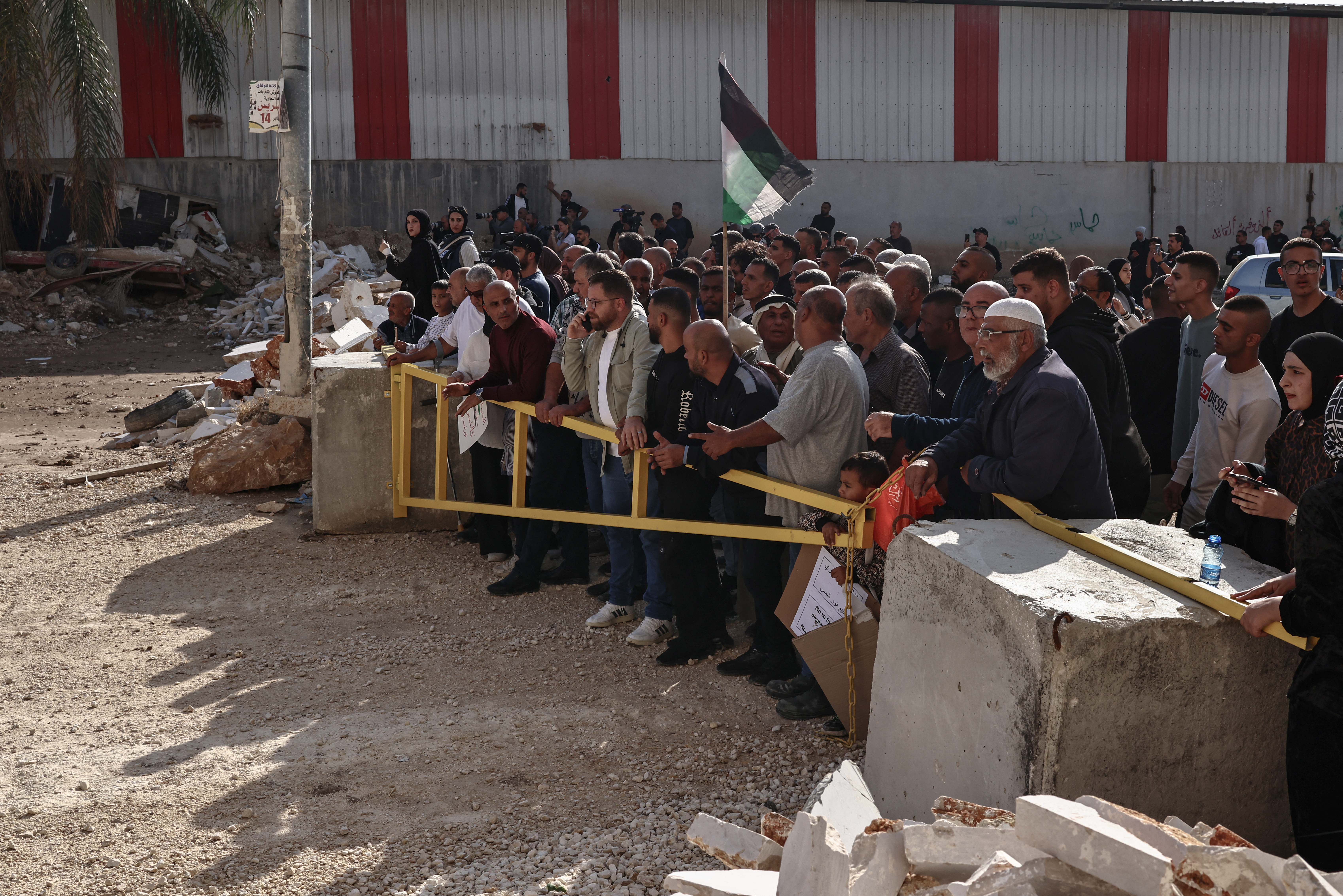 ONG detalha expulsão irrestrita de palestinos da Cisjordânia e acusa Israel de crimes de guerra