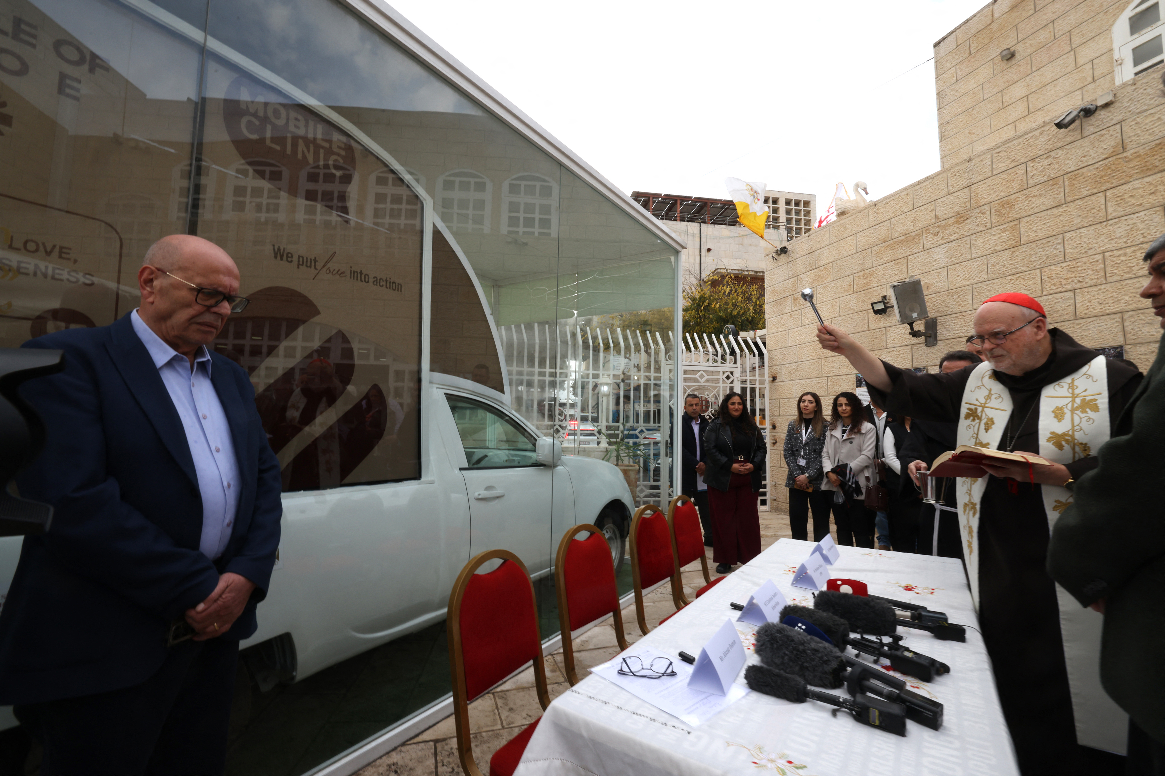 Papamóvel de Francisco é transformado em clínica médica para crianças de Gaza