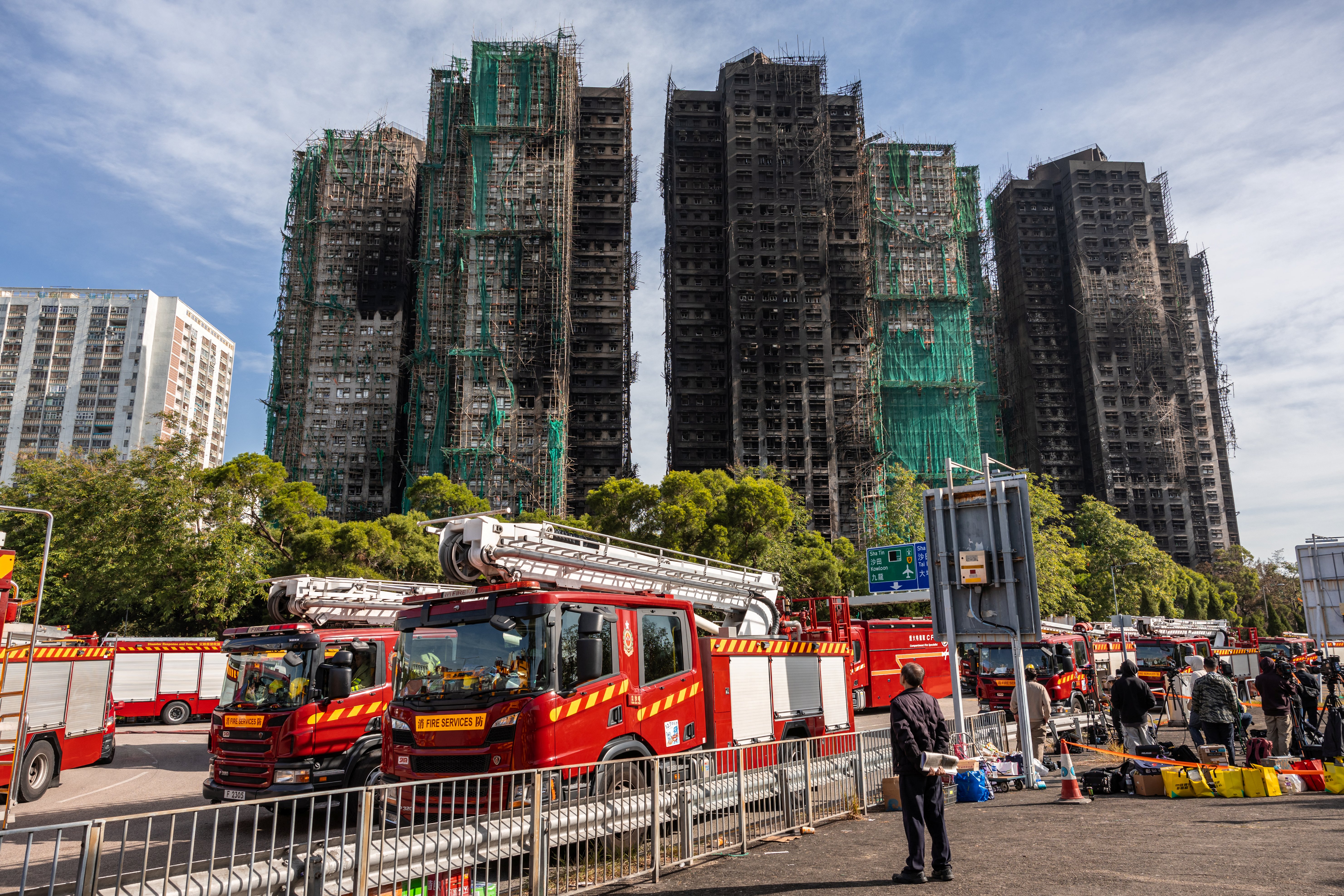 Número de mortos em incêndio em Hong Kong chega a 128; novas prisões são efetuadas