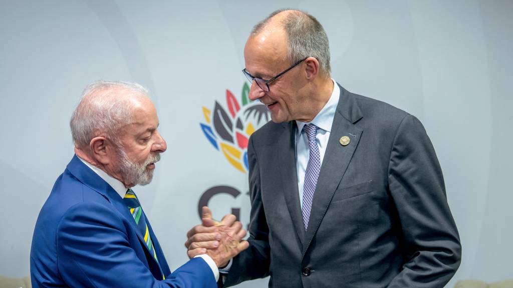 Um aperto só: gafe com Brasil é grão de areia perto da tormenta vivida pelo chanceler alemão