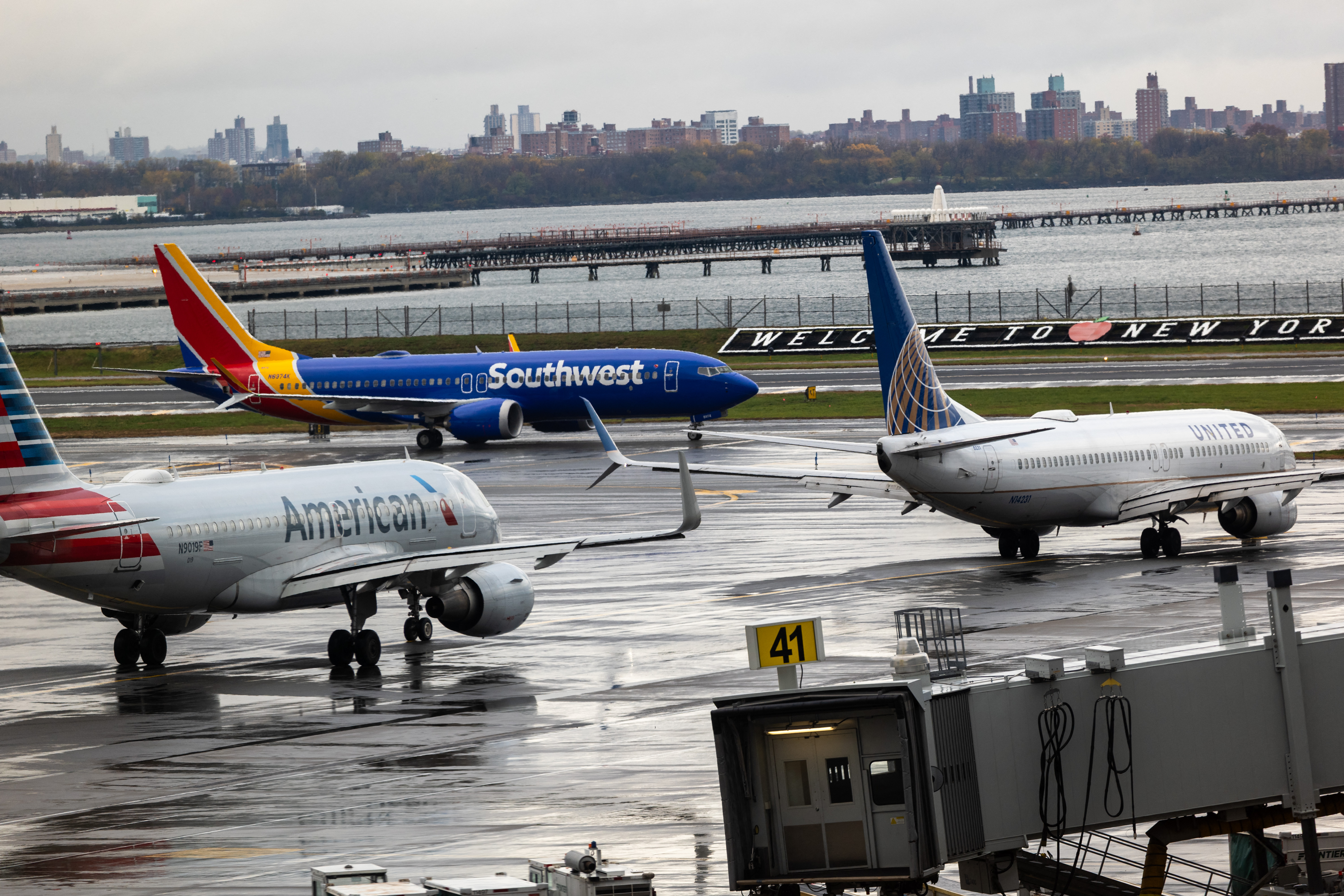 ‘Shutdown’: falta de funcionários causa apagão aéreo nos EUA e Trump reage com ameaças