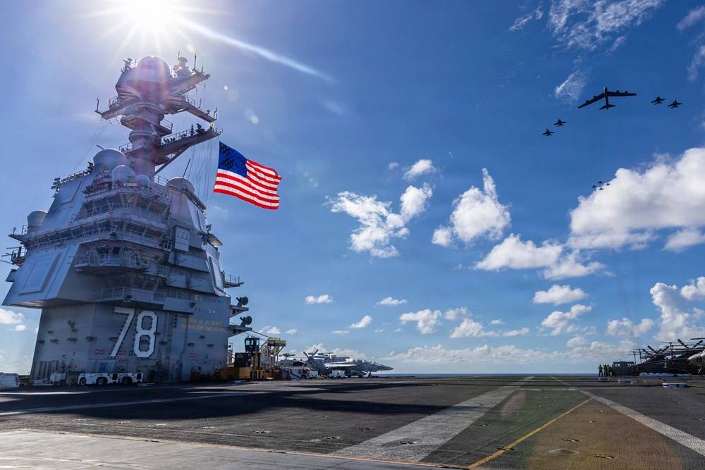 O porta-aviões USS Gerald R. Ford (CVN 78), os caças F/A-18E/F Super Hornets designados aos Esquadrões de Caça de Ataque 31, 37, 87 e 213 da Ala Aérea Embarcada Oito, e um bombardeiro B-52 Stratofortress da Força Aérea dos EUA. 13/11/2025