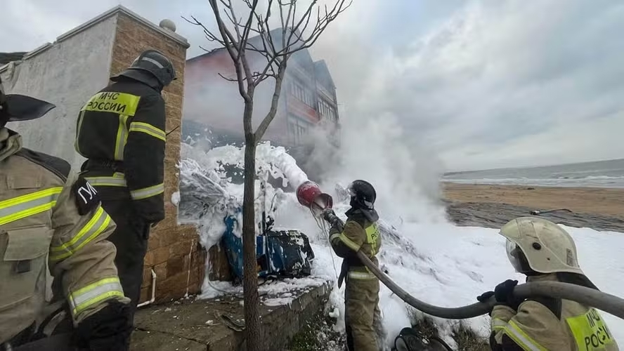 Helicóptero cai sobre casa e mata quatro pessoas na Rússia; veja vídeos