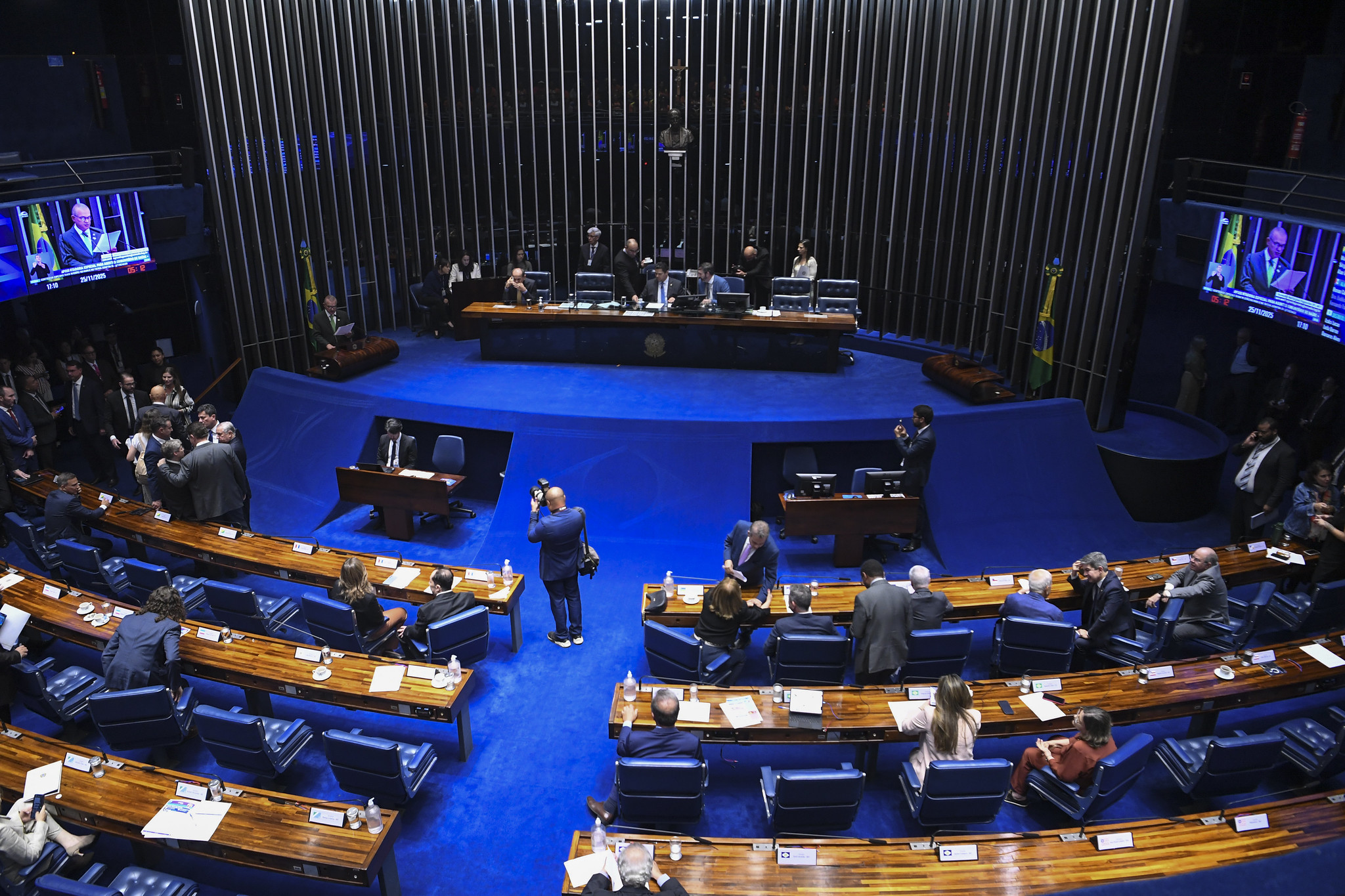CCJ do Senado aprova o fim da escala 6×1 e proposta vai a plenário